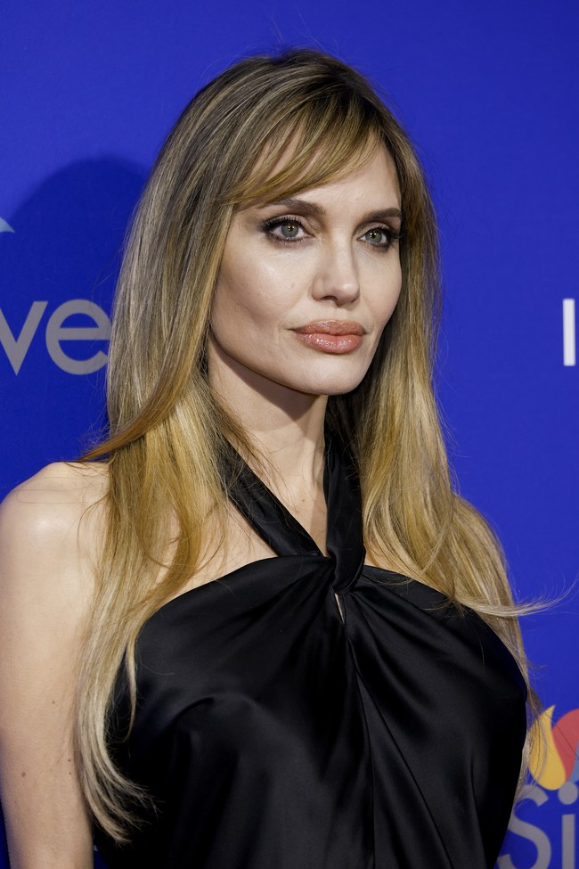 Ibu enam anak ini cantik dengan gaya makeup andalannya, perpaduan riasan bernuansa nude dan smokey eyes yang mengaksentuasi matanya. Foto: WireImage/Monica Schipper