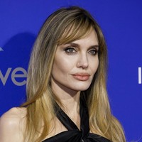 Ibu enam anak ini cantik dengan gaya makeup andalannya, perpaduan riasan bernuansa nude dan smokey eyes yang mengaksentuasi matanya. Foto: WireImage/Monica Schipper