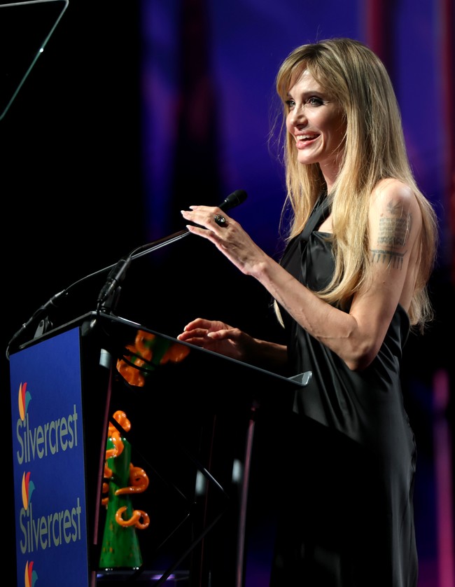 Rambut panjangnya ditata dengan teknik blow-out serta poni menyamping, memberi kesan segar dan lebih muda. Foto: WireImage/Monica Schipper