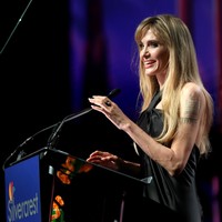 Rambut panjangnya ditata dengan teknik blow-out serta poni menyamping, memberi kesan segar dan lebih muda. Foto: WireImage/Monica Schipper