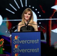 Dalam ajang ini, Jolie menerima trofi Desert Palm Achievement Awards untuk penampilannya yang menuai pujian di film biopik ‘Maria’, di mana dia berperan sebagai penyanyi legendaris Maria Callas. Foto: WireImage/Monica Schipper