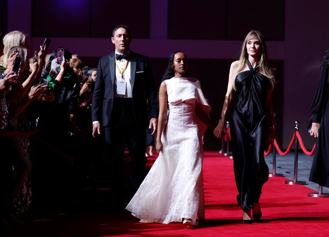 Aktris 49 tahun ini datang ditemani putrinya, Zahara Jolie-Pitt, yang tampil anggun mengenakan gaun putih. Foto: WireImage/Monica Schipper