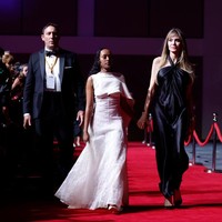 Aktris 49 tahun ini datang ditemani putrinya, Zahara Jolie-Pitt, yang tampil anggun mengenakan gaun putih. Foto: WireImage/Monica Schipper