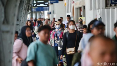 Arus Balik Libur Nataru, Stasiun Pasar Senen Ramai Penumpang