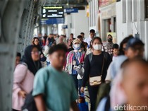 Arus Balik Libur Nataru, Stasiun Pasar Senen Ramai Penumpang