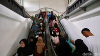 Sementara yang tiba di stasiun ini tercatat ada 14.803 penumpang. 