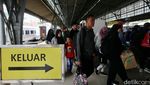 Arus Balik Libur Nataru, Stasiun Pasar Senen Ramai Penumpang