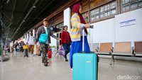 Meski demikian, kondisi di Stasiun Pasar Senen terpantau kondusif. 