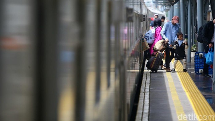 Arus Balik Libur Nataru, Stasiun Pasar Senen Ramai Penumpang Stasiun Pasar Senen, Jakarta Pusat, ramai penumpang pada Satu hari jelang berakhirnya masa angkutan Natal dan Tahun Baru (Nataru) 2025. Begini potretnya.