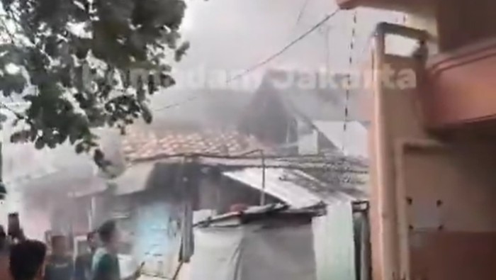 Asap membubung tinggi saat kebakaran melanda rumah di Kebayoran Baru Jaksel. Foto: Dok. Damkar DKI Jakarta.