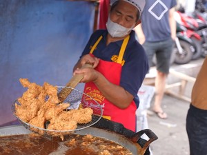 Mantan Sopir Angkot Jualan Fried Chicken Kaki Lima, Sehari Ludes 80 Kg!