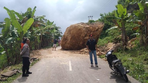 Batu berukuran besar longsor menutup akses jalan antarkecamatan di Belu, NTT, dan ke sejumlah distrik di Timor Leste, Sabtu (4/1/2025). (Dok. BPBD Belu)