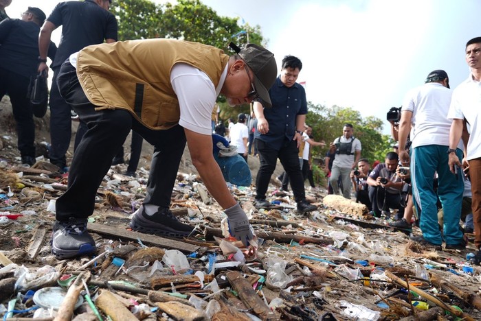 Bersih-bersih Pantai, Zulhas Bicara Pentingnya Jaga Populasi Ikan Konsumsi