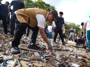Bersih-bersih Pantai, Zulhas Bicara Pentingnya Jaga Populasi Ikan Konsumsi