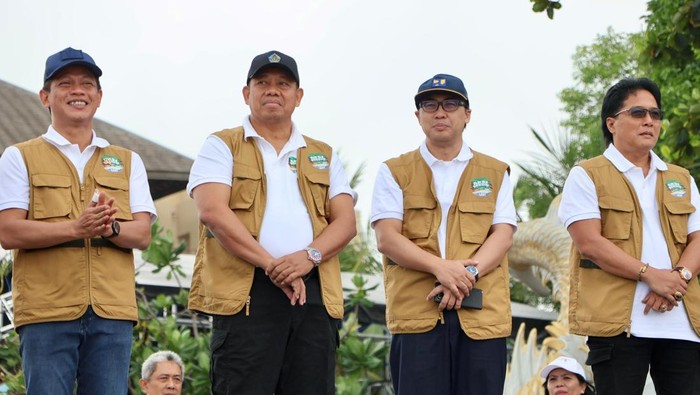 Pj Gubernur Bali (dua dari kiri) dan Bupati Badung I Nyoman Giri Prasta di Kuta, Sabtu (4/1/2025).