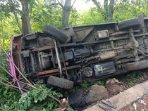 Mikrobus Maumere-Larantuka Angkut 9 Orang Terbalik gegara Lampu Mati