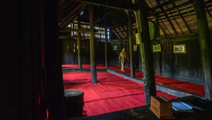 Cagar budaya Rumah Gadang Kampai Nan Panjang Warga berada di halaman Rumah Gadang Kampai Nan Panjang di Nagari Balimbing, Tanah Datar, Sumatera Barat, Sabtu (4/1/2025). Cagar budaya Rumah Tuo itu merupakan rumah adat tertua di Nagari Balimbing dengan tujuh ruang yang didirikan oleh Dt. Penghulu Basa dari suku Kampai Nan Panjang sekitar tahun 1700-an yang kini difungsikan sebagai tempat penyelenggaraan upacara adat. ANTARA FOTO/Iggoy el Fitra/agr
