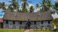 Kini rumah itu difungsikan sebagai tempat penyelenggaraan upacara adat. 