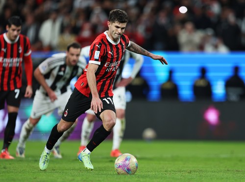 RIYADH, SAUDI ARABIA - JANUARY 03: Christian Pulisic of AC Milan scores his teams first goal from a penalty kick during the Italian Super Cup Semi-Final match between AC Milan and Juventus at Al Awwal Park on January 03, 2025 in Riyadh, Saudi Arabia. (Photo by Yasser Bakhsh/Getty Images)