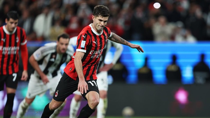 Christian Pulisic RIYADH, SAUDI ARABIA - JANUARY 03: Christian Pulisic of AC Milan scores his teams first goal from a penalty kick during the Italian Super Cup Semi-Final match between AC Milan and Juventus at Al Awwal Park on January 03, 2025 in Riyadh, Saudi Arabia. (Photo by Yasser Bakhsh/Getty Images)