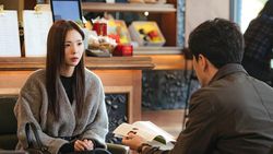 Hong Hee Jo Mencari Baek Sae-On di Episode 12 When The Phone Rings