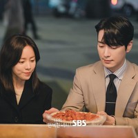 Han Ji Min dan Lee Joon Hyuk menghadirkan kisah cinta manis antara CEO perusahaan headhunting dan sekretarisnya, yang menjadi ayah tunggal serba bisa. Hubungan profesional mereka perlahan berubah menjadi perasaan tulus di Love Scout. Foto: dok. SBS