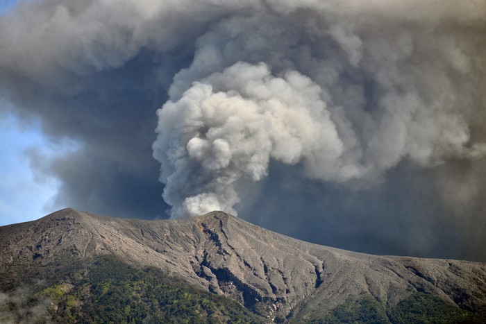 Petani memanen cabe saat Gunung Marapi erupsi di Padang Panjang, Sumatera Barat, Sabtu (4/1/2024). Pos Pengamatan Gunung Api (PGA) Marapi mencatat, erupsi gunung yang berstatus Level II (Waspada) itu berlangsung sekitar pukul 09.43 WIB dengan durasi sekitar 1 menit 40 detik dengan tinggi kolom abu teramati kurang lebih 1.000 meter di atas puncak. ANTARA FOTO/Iggoy el Fitra/Spt.