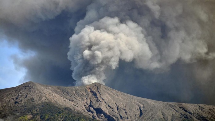 Petani memanen cabe saat Gunung Marapi erupsi di Padang Panjang, Sumatera Barat, Sabtu (4/1/2024). Pos Pengamatan Gunung Api (PGA) Marapi mencatat, erupsi gunung yang berstatus Level II (Waspada) itu berlangsung sekitar pukul 09.43 WIB dengan durasi sekitar 1 menit 40 detik dengan tinggi kolom abu teramati kurang lebih 1.000 meter di atas puncak. ANTARA FOTO/Iggoy el Fitra/Spt.