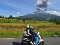 Memotret Erupsi Gunung Marapi
