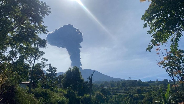 Erupsi yang terjadi di Gunung Marapi, Sumbar. (dok. Istimewa)