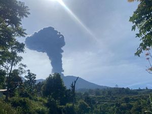 Gunung Marapi Kembali Erupsi Pagi Ini, Tinggi Kolom Abu 1.000 Meter