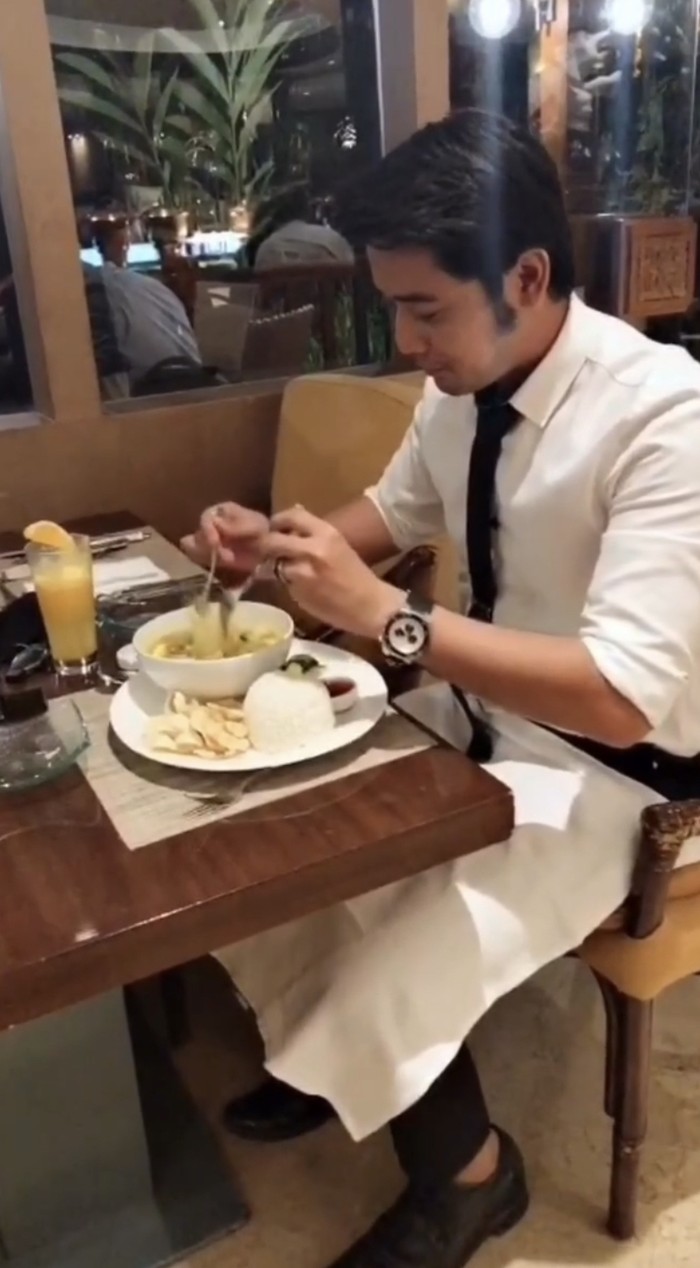 Gaya Kriss Hatta Makan Sate Ular dan Ngemil Tahu Bakso Gaya Kriss Hatta Makan Sate Ular dan Ngemil Tahu Bakso