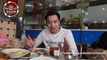Potret Kriss Hatta Makan Sate Ular hingga Ngemil Tahu Bakso
