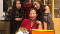 Punya hubungan yang akrab dengan keluarganya, Kriss bagikan momen dirinya dan saudaranya rayakan ulang tahun sang ibu dengan kue yang cantik. Foto: Instagram/Pool
