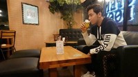 Nongkrong di kafe jadi salah satu caranya untuk bersantai dan melepas penat. Foto: Instagram/Pool