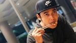 Potret Kriss Hatta Makan Sate Ular hingga Ngemil Tahu Bakso