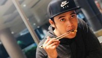 Santap hdangan BBQ, Kriss termasuk orang yang tidak terlalu ambil pusing dalam memilih menu makanan. Foto: Instagram/Pool