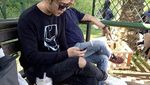 Potret Kriss Hatta Makan Sate Ular hingga Ngemil Tahu Bakso