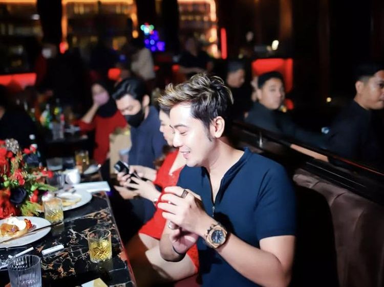Potret Kriss Hatta Makan Sate Ular hingga Ngemil Tahu Bakso