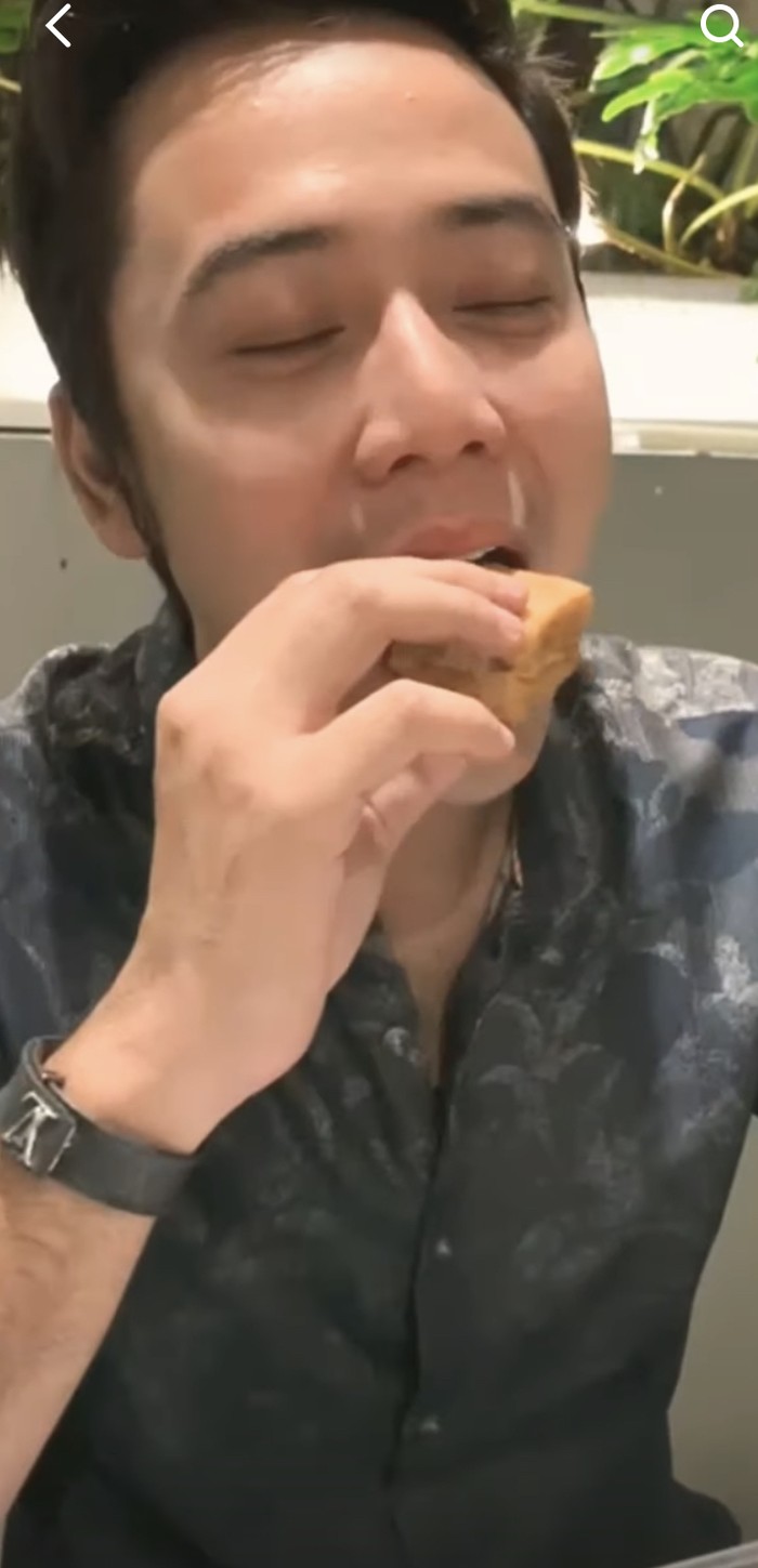 Gaya Kriss Hatta Makan Sate Ular dan Ngemil Tahu Bakso Gaya Kriss Hatta Makan Sate Ular dan Ngemil Tahu Bakso
