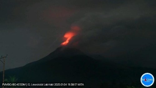 Foto letusan Gunung Lewotobi Laki-laki, Sabtu (4/1/2025) malam. (Dok. PVMBG)