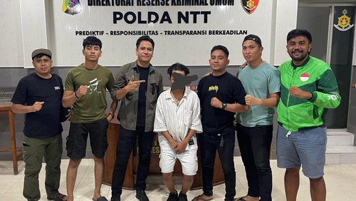 Polisi saat mengamankan guru penyuka sesama jenis di Mapolda NTT. (Dok. Ditreskrimum Polda NTT).
