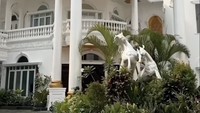 Bagian depan rumah aktor Hedin Hidayat, mempunyai 4 pilar tinggi. Rumah bercat putih dengan aken emas, terlihat suasananya sangat klasik. Foto: dok. Instagram Anesya Anggun