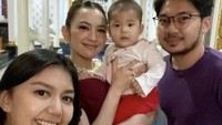 Mahalini foto bersama dengan Anesya Anggun, suami, dan anaknya di sela-sela syuting. Foto: dok. Instagram Anesya Anggun