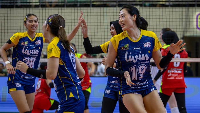 Tim voli Jakarta Livin Mandiri melakukan selebrasi seusai mencetak poin atas lawannya Jakarta Pertamina Enduro saat pertandingan putaran pertama pekan pertama PLN Mobile Proliga 2025 di GOR Jatidiri , Semarang, Jawa Tengah, Sabtu (4/1/2025). Jakarta Livin Mandiri mengalahkan Jakarta Pertamina Enduro dengan skor akhir 3-2 (25-18, 18-25, 21-25, 25-16, dan 15-7). ANTARA FOTO/Aji Styawan/agr
