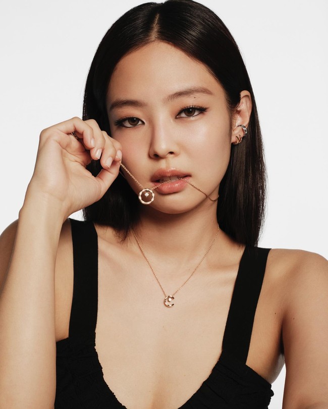Penampilan Jennie BLACKPINK sontak ramai menjadi perbincangan di forum komunitas Korea. Rapper grup KPop BLACKPINK itu memancarkan pesonanya dalam balutan bralette hitam dari Chanel. Foto: dok. Chanel