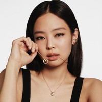 Penampilan Jennie BLACKPINK sontak ramai menjadi perbincangan di forum komunitas Korea. Rapper grup KPop BLACKPINK itu memancarkan pesonanya dalam balutan bralette hitam dari Chanel. Foto: dok. Chanel
