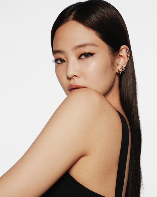 “Sangat mengesankan dia melakukan ini setiap tahun,” “Wah, bagaimana matanya bisa terlihat begitu besar dan memesona seperti itu,” komentar sejumlah netizen Korea yang kagum dengan pesona Jennie. Foto: dok. Chanel