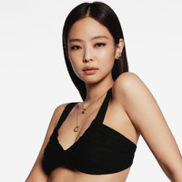 Pelantun ‘Mantra’ itu juga menonjolkan kemewahan ‘Coco Crush Bracelet’ dengan pola quilt, yang terbuat dari emas 18 karat seharga $9,145 atau sekitar Rp 148,4 juta. Foto: dok. Chanel