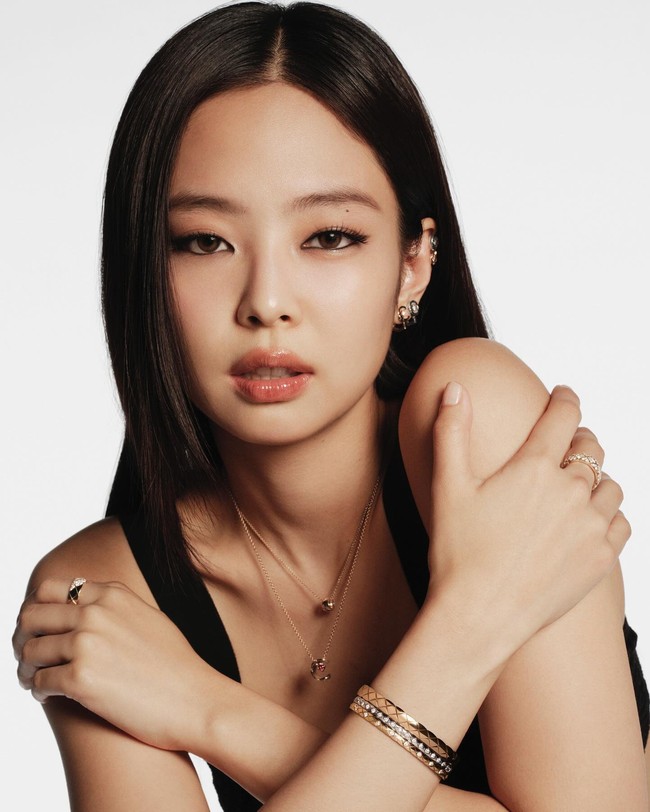 Dengan konsep stacking styling, Jennie BLACKPINK memadukan ‘Coco Crush Ruby Necklace’ dengan liontin huruf C dan batu rubi seharga $7,234 atau setara Rp 120,4 juta dan ‘Quilted Motif Necklace’ dengan pola berlapis terbuat dari emas 18 karat seharga $2,754 atau sekitar Rp 44,7 juta. Foto: dok. Chanel